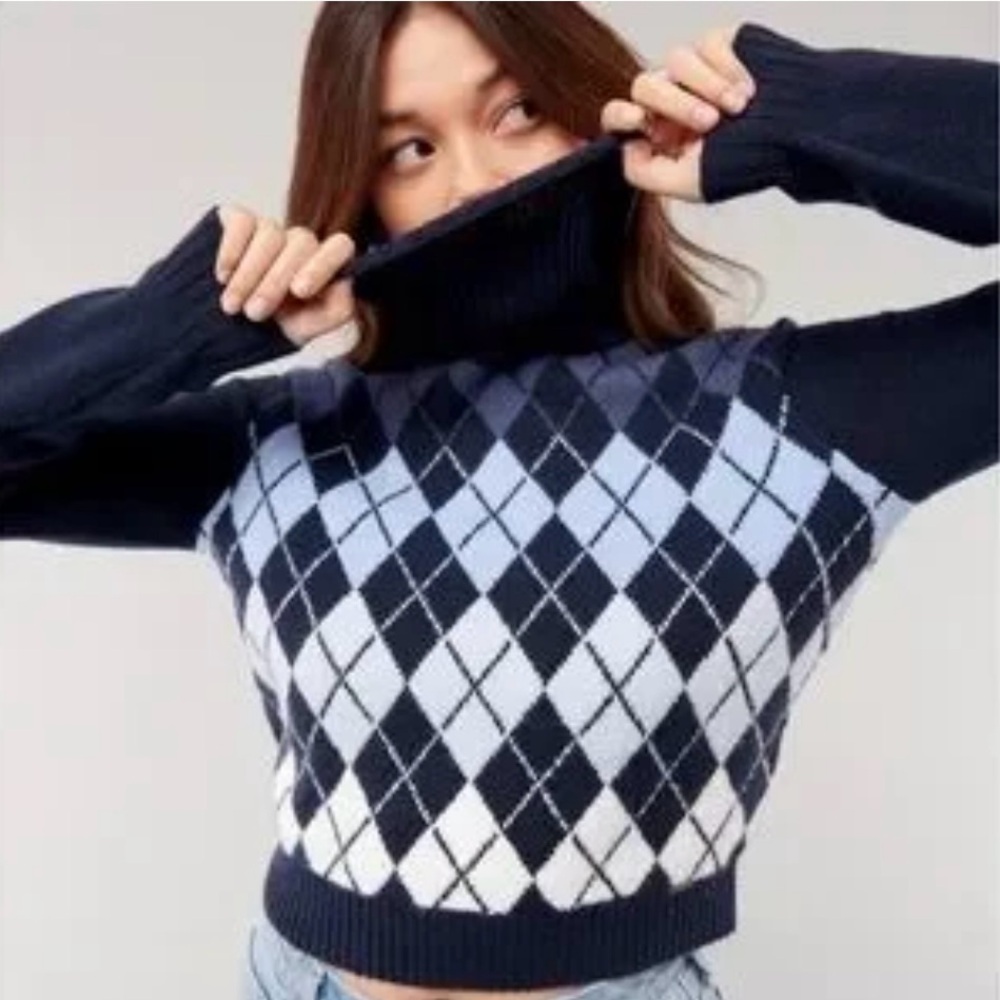 Hollister Argyle Turtle-Neck Fisherman Crop Pullover Sweater In Navy Blue